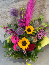 Load image into Gallery viewer, Valentine’s Florist Choice

